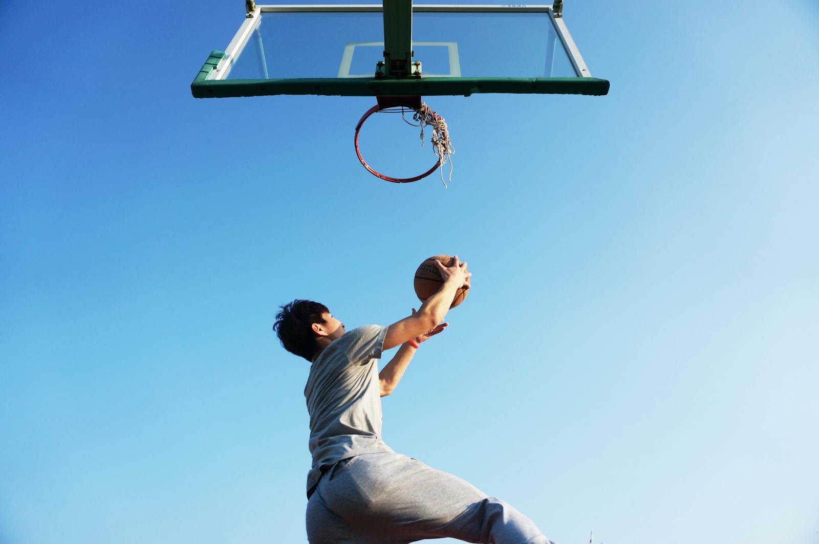 中乐彩票 — 篮球赛场扣篮瞬间